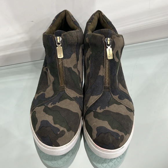 Blondo Glenda Waterproof Sneaker Bootie Shoes Camo Green Leather Vamp Zipper 11 - Picture 3 of 15